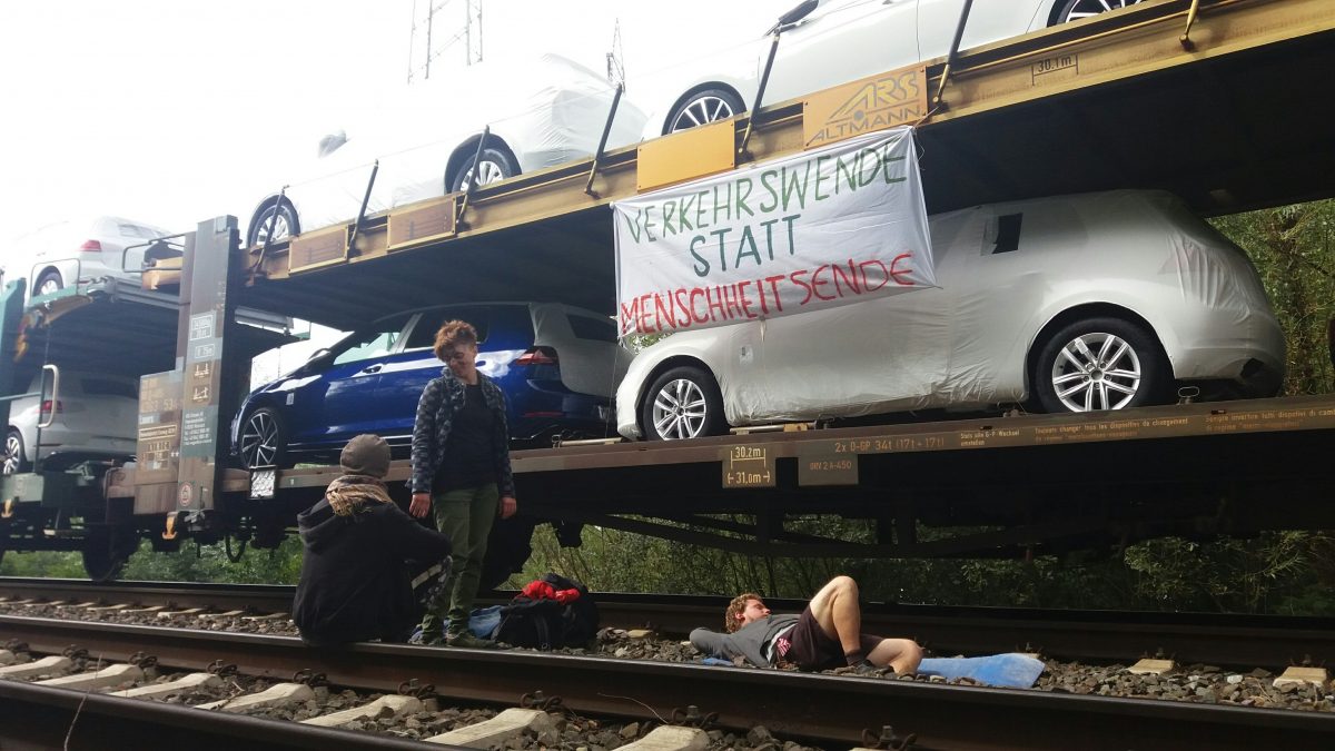 Blockade der zentralen Volkswagen-Fabrik durch Klimagerechtigkeitsbewegung