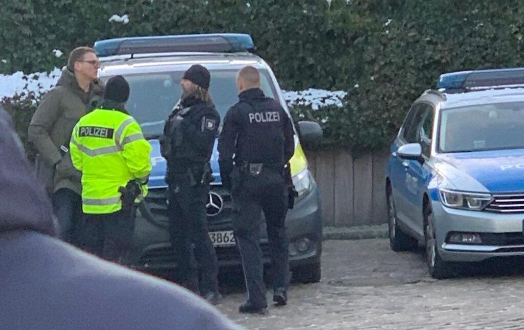 Zeuge spricht sich vor der Vernehmung ab mit anderen Polizist*innen