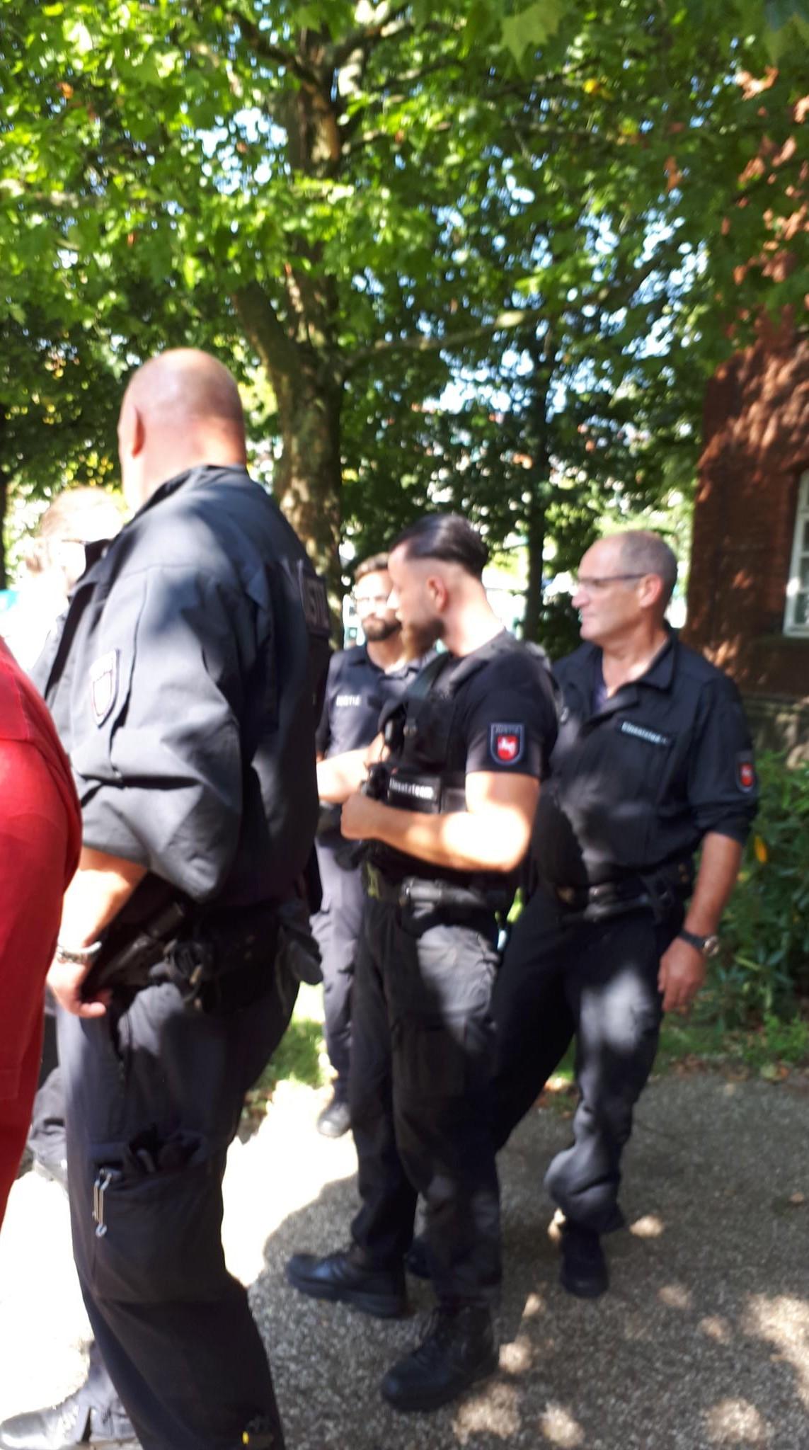 Herumstehende Polizisten